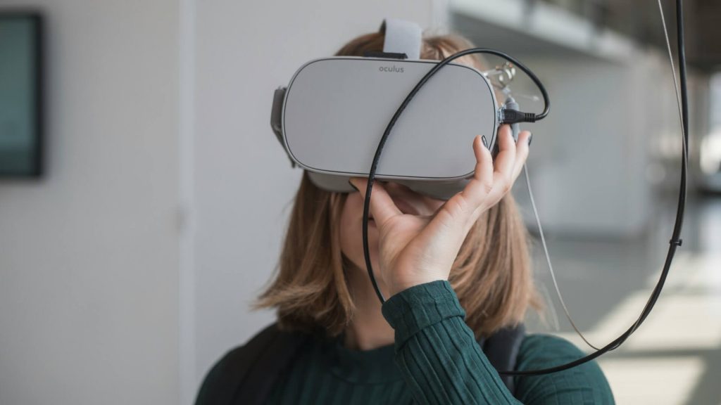 Ein Mädchen mit einer Virtual-Reality-Brille