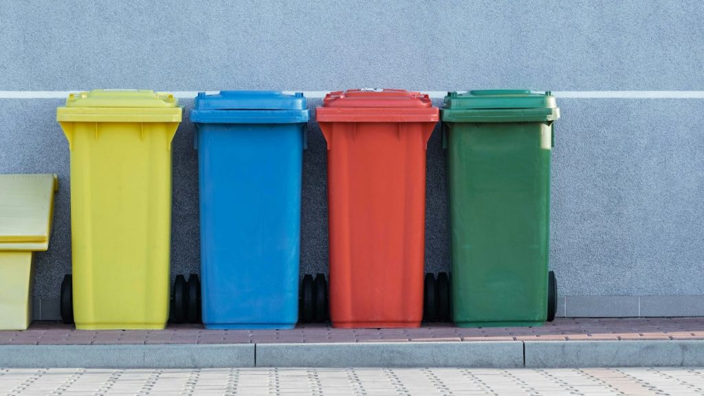 Recycling in vier verschiedenen Farben 